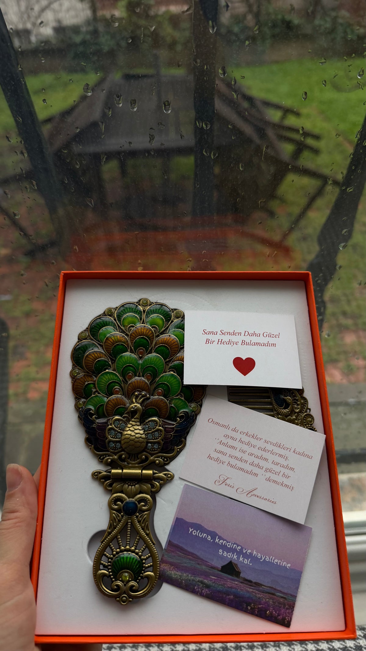 Bakır Ayna Tarak “Osmanlı’da ayna hediye etmek, sevdiğine ‘kendini benim gözümden gör’ demekti. Feris Accessories’in zarif aynalarıyla ışığını hatırla. ✨”
• “Eskiler aynayı aşkın ve sadakatin sembolü sayardı.