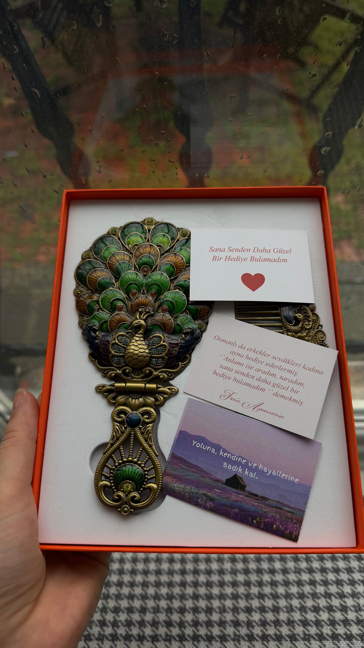 Bakır Ayna Tarak “Osmanlı’da ayna hediye etmek, sevdiğine ‘kendini benim gözümden gör’ demekti. Feris Accessories’in zarif aynalarıyla ışığını hatırla. ✨”
• “Eskiler aynayı aşkın ve sadakatin sembolü sayardı.