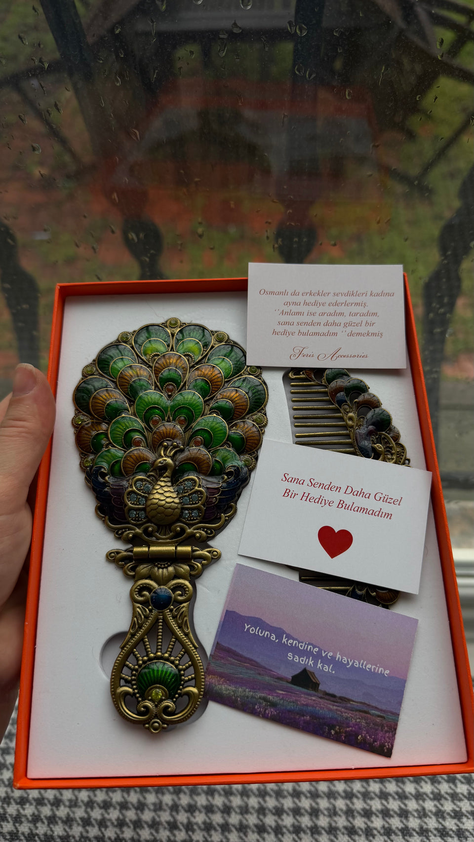 Bakır Ayna Tarak “Osmanlı’da ayna hediye etmek, sevdiğine ‘kendini benim gözümden gör’ demekti. Feris Accessories’in zarif aynalarıyla ışığını hatırla. ✨”
	•	“Eskiler aynayı aşkın ve sadakatin sembolü sayardı.