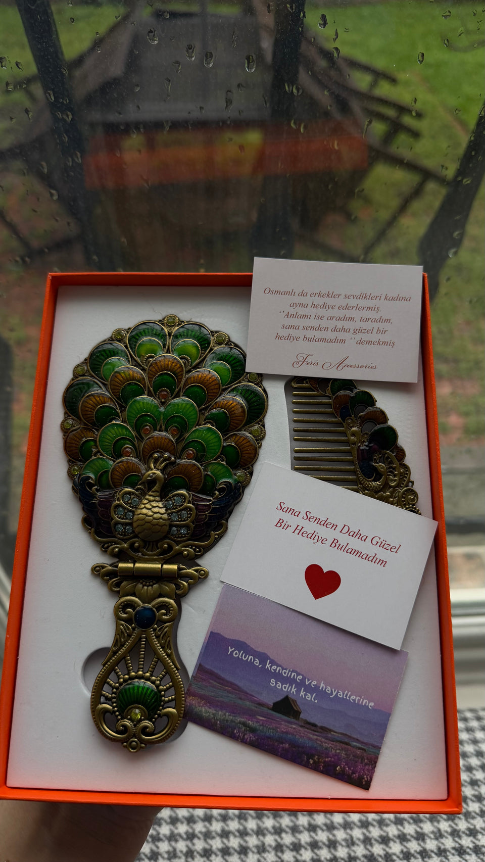 Bakır Ayna Tarak “Osmanlı’da ayna hediye etmek, sevdiğine ‘kendini benim gözümden gör’ demekti. Feris Accessories’in zarif aynalarıyla ışığını hatırla. ✨”
	•	“Eskiler aynayı aşkın ve sadakatin sembolü sayardı.