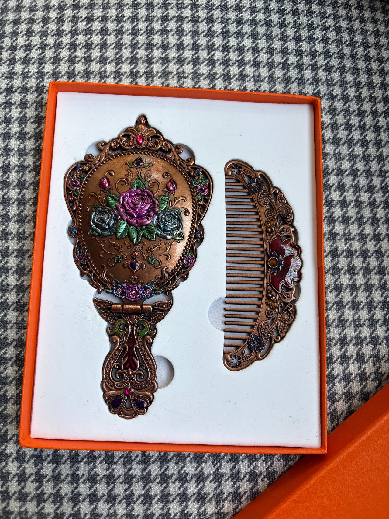 Bakır Ayna Tarak	“Osmanlı’da ayna hediye etmek, sevdiğine ‘kendini benim gözümden gör’ demekti. Feris Accessories’in zarif aynalarıyla ışığını hatırla. ✨”
	•	“Eskiler aynayı aşkın ve sadakatin sembolü sayardı.