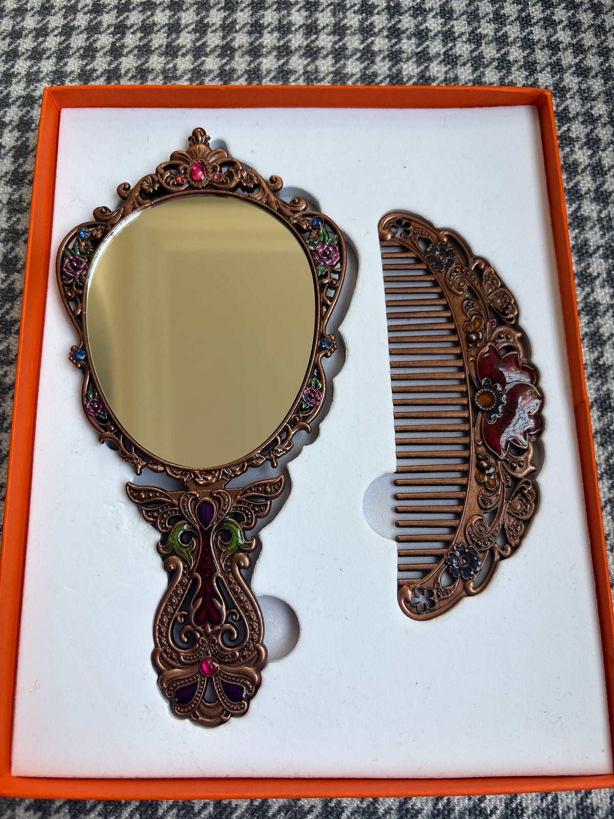 Bakır Ayna Tarak	“Osmanlı’da ayna hediye etmek, sevdiğine ‘kendini benim gözümden gör’ demekti. Feris Accessories’in zarif aynalarıyla ışığını hatırla. ✨”
	•	“Eskiler aynayı aşkın ve sadakatin sembolü sayardı.